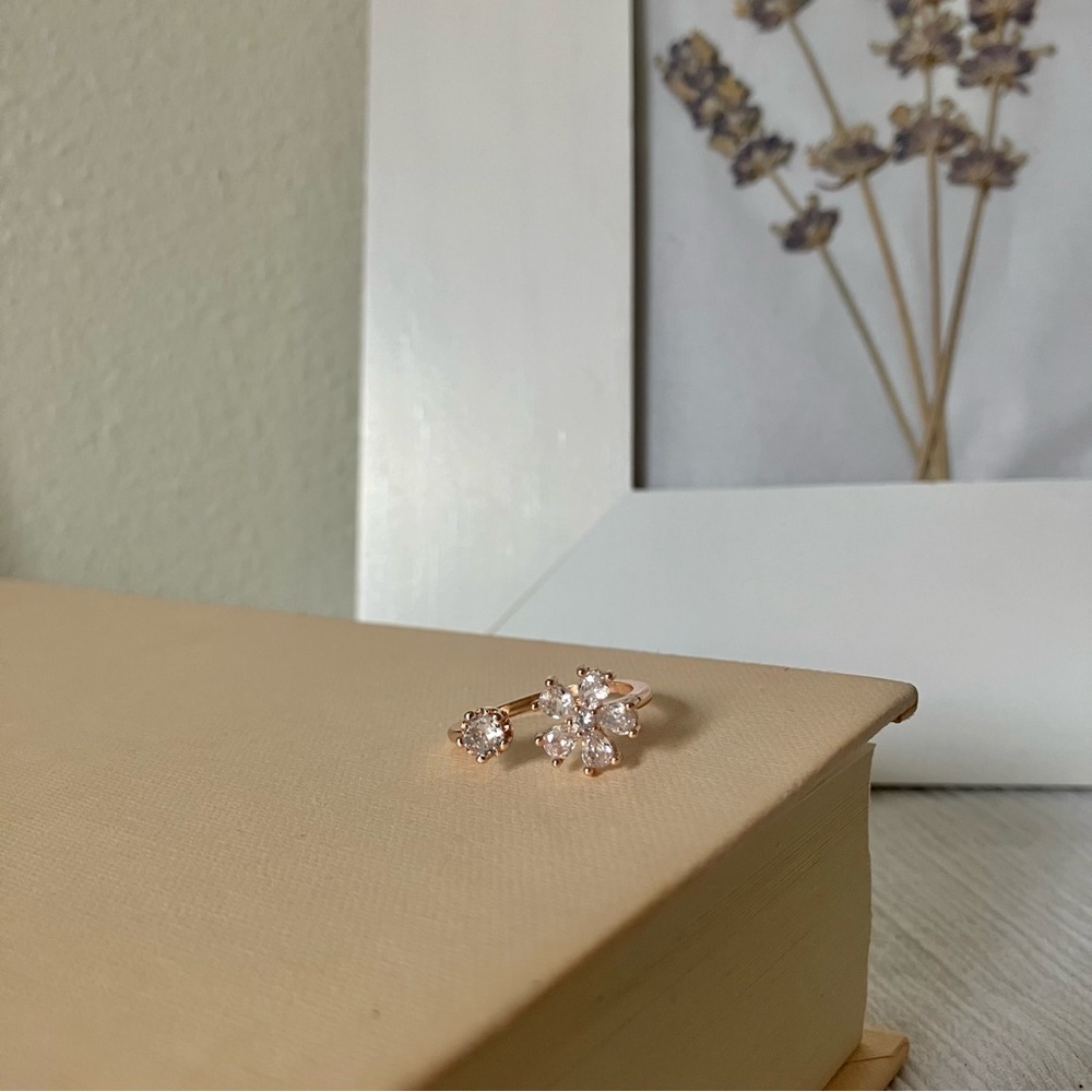 Vintage “April” Rosegold Rhinestone Floral Adjustable Ring Daisy Femme Classic - Picture 7 of 9
